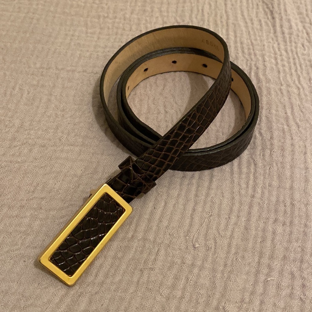 St. JOHN Elegant BROWN Leather Belt with Gold Buckle. Size M . EUC